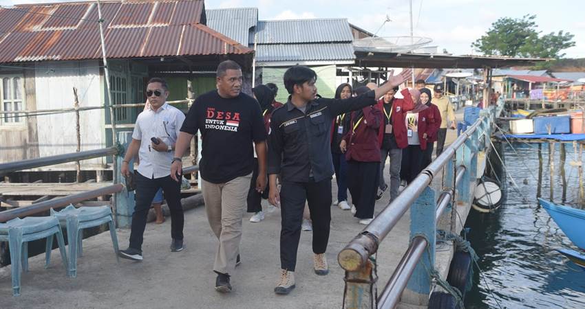 PENGABDIAN MASYARAKAT : Rektor UNG Prof. Eduart Wolok saat mengunjungi lokasi penelitian dan pengabdian masyarakat yang dilakukan oleh mahasiswa UNG. (foto : dok /ung)