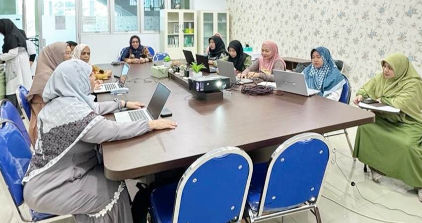 Rapat persiapan Prodi S1 Kebidanan, yang dipimpin Dekan Fakultas Kedokteran UNG, Dr. dr. Cecy Rahma Karim, Sp.GK, Jumat (5/1).(foto : dok / ung)