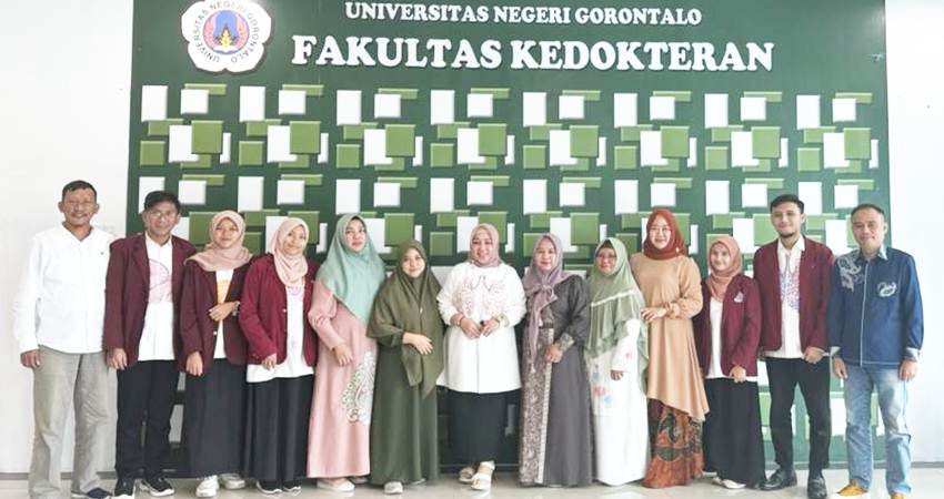 Dekan Fakultas Kedokteran UNG, Dr. dr. Cecy Rahma Karim, Sp.GK bersama tim dosen, lima mahasiswa yang berhasil lulus tanpa skripsi, usai pelaksanaan seminar rekognisi. (foto : dok/ung)