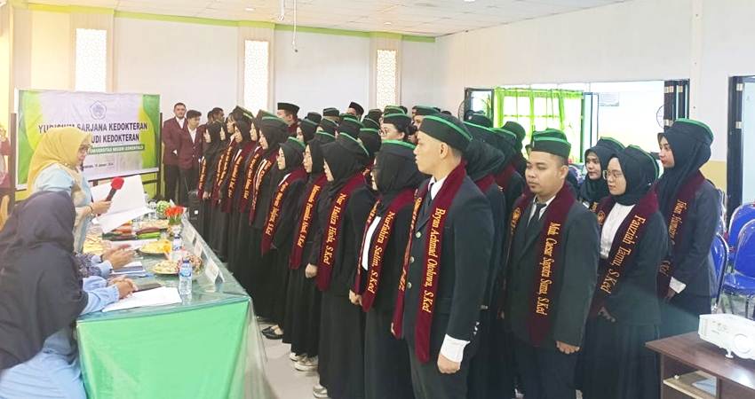 SELAMAT : Fakultas Kedokteran UNG kembali meluluskan mahasiswa yang berhasil menyelesaikan studi kedokteran pada yudisium yang berlangsung, Kamis (18/1) pekan lalu. (foto : dok / ung)