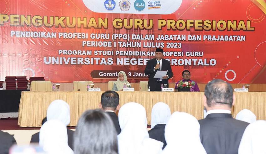 GURU PROFESIONAL : Pengukungan 462 guru profesional oleh Rektor Universitas Negeri Gorontalo (UNG), Selasa (9/1). (foto : dok / ung)