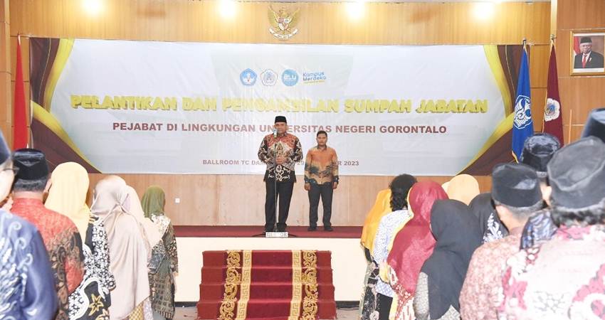 Pelantikan pejabat di lingkungan UNG oleh Rektor Prof.Dr.Ir Eduart Wolok, Jumat (29/12/2023)