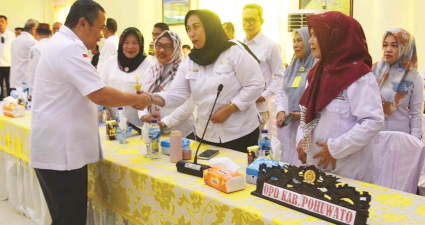 Pj Gorontalo Ismail Pakaya menyalami pimpinan OPD Kabupaten Pohuwato pada rapat evaluasi dan pemaparan program kegiatan tahun 2024 di Aula Panua Kantor Bupati Pohuwato, Rabu (10/1/2024). (Foto : Haris/kominfotik)