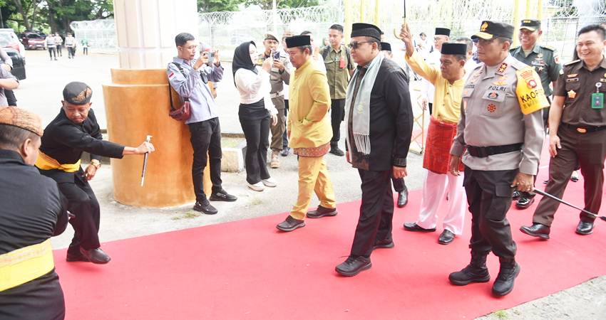 Proses adat mopotilolo penjemputan Wakil Menteri Tenaga Kerja, Afriansyah Noor di Bandara Djalaludin Gorontalo, Rabu (24/1). (foto : dok / dikominfotikprov)