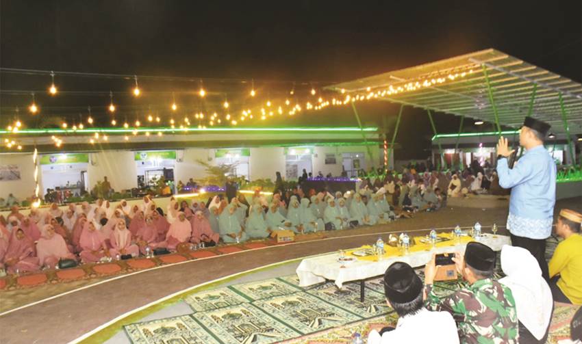 ZIKIR. Sekda Roni Sampir saat melakukan zikir di Taman DKI, saat malam pergantian tahun