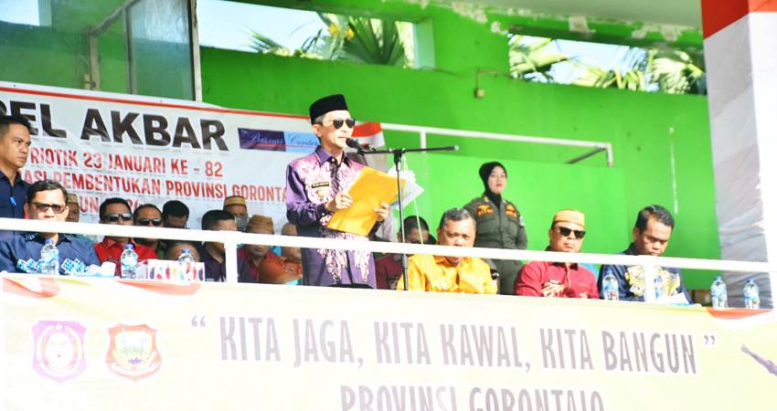 PIMPIN. Bupati Gorontalo didampingi Wakil Bupati Gorontalo Hendra Hemeto saat memimpin apel akbar peringatan Hari patriotik 23 Januari, di gelanggang 23 Januari Telaga.