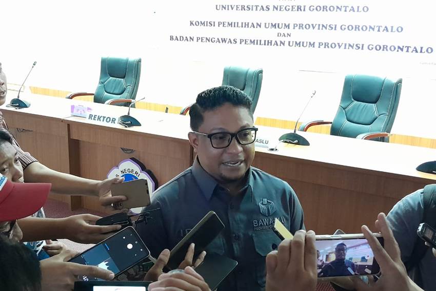 Ketua Bawaslu Idris Usuli ketika diwawancara awak media, setelah melakukan penandatanganan Nota Kesepahaman (MoU) yang digelar di Aula Rektorat UNG, Selasa (09/01/2024). (F. Istimewa)