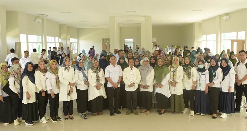FOSE. Bupati Gorontalo Nelson Pomalingo saat foto bersama dengan seluruh pihak manajemen RS Boliyohuto.