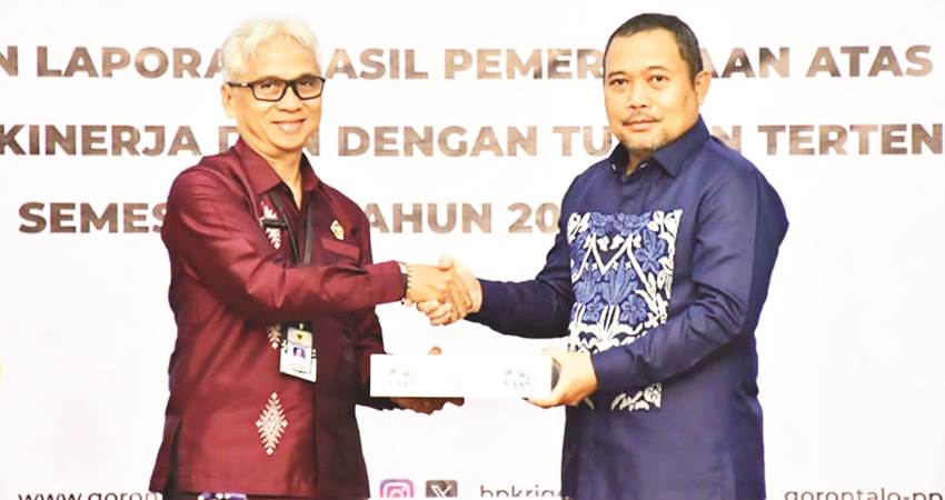 Kelebihan Bayar Rp 1,23 Miliar, Potensi Kekurangan Penerimaan Rp 1,47 Miliar Kelebihan Bayar Rp 1,23 Miliar, Potensi Kekurangan Penerimaan Rp 1,47 Miliar BPK Provinsi Gorontalo Kepala Perwakilan BPK RI Provinsi Gorontalo, saat menyampaikan temuan masalah pada laporan keuangan, pada kegiatan penyerahan LHP, Kamis (4/1/2024) (F. Diyanti/Gorontalo Post)