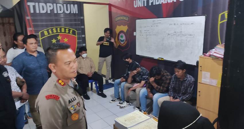 Para tersangka yang merupakan mahasiswa IAIN Sultan Amai Gorontalo resmi ditahan Polres Bone Bolango, Kamis (19/1/24). (Foto: Natha/Gorontalo Post)