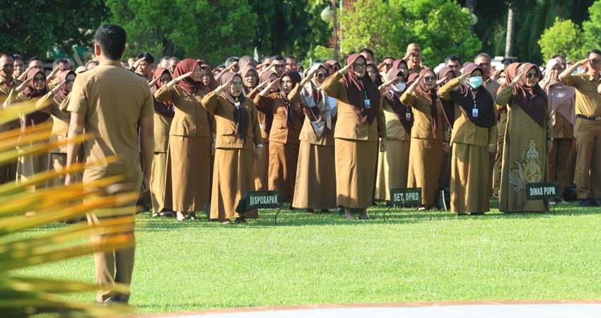 ASN. Suasana pelaksana apel perdana awal kerja tahun 2024 di lingkungan pemerintah Kabupaten Gorontalo