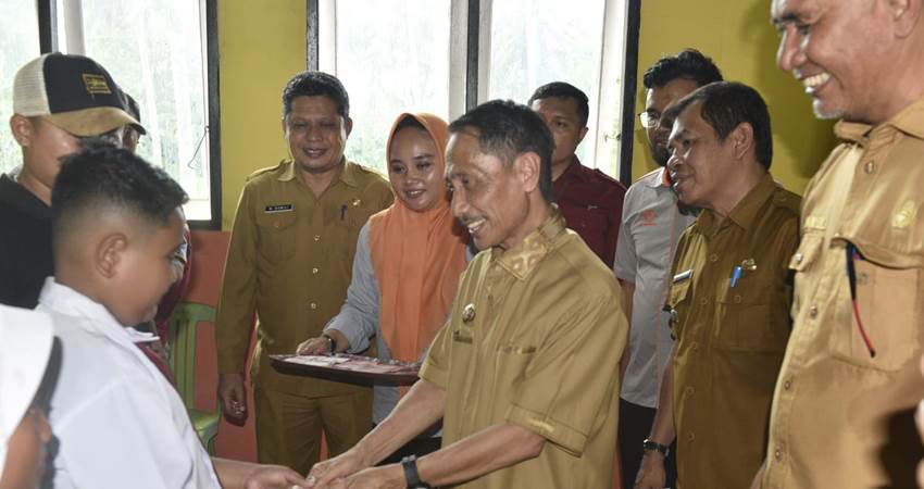 SIMBOLIS. Bupati Gorontalo menyerahkan bantuan Sosial Bagi Yatim Piatu di Telaga CS, kemarin.