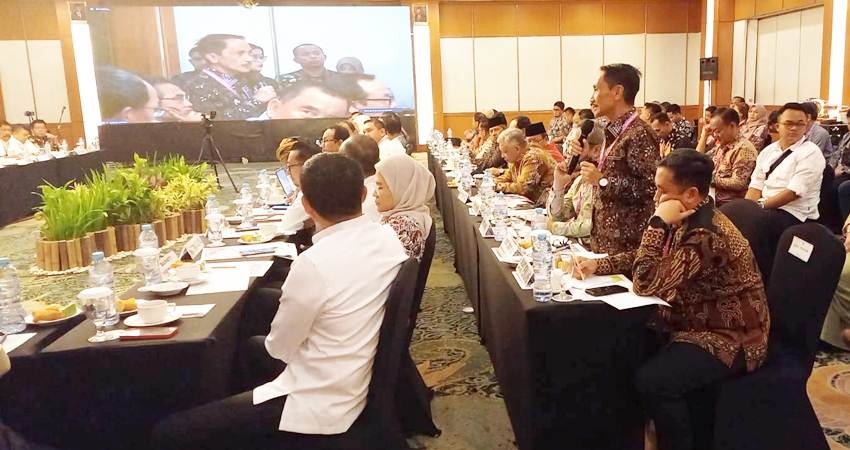 SARAN. Bupati Gorontalo Nelson Pomalingo saat memberikan saran pada pertemuan 217 Bupati se Indonesia.