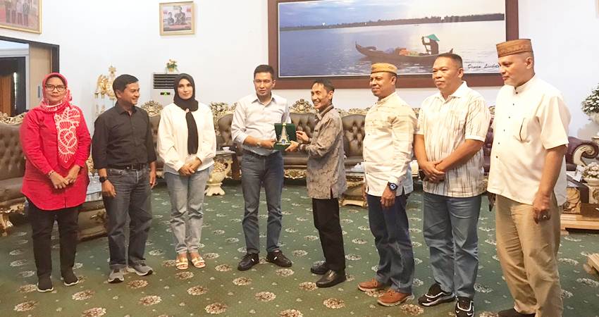 FOSE. Bupati Gorontalo Nelson Pomalingo saat menerima plakat dari Wakil Walikota padang.