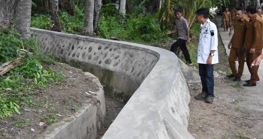 TINJAU. Bupati Gorontalo saat meninjau infrasruktur yang dibangun oleh pemerintah kabgor, senin (15/1)
