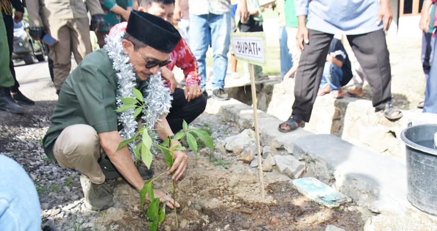 Menanam. Bupati Gorontalo saat melakukan penanaman disela pelaksanaan kunjungan kerjanya.
