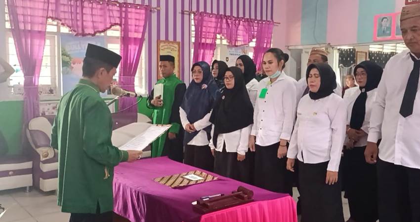 LANTIK. Bupati Gorontalo Nelson Pomalingo saat melakukan pelantikan kepala puskesmas dan pejabat structural, di Kecamatan Tabongo, senin (22/1)