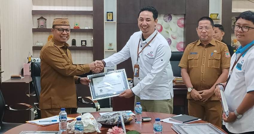 TERIMA. Sekretaris Daerah (Sekda) Roni Sampir saat menerima penghargaan pelayanan publik dari Pjs Ombudsman RI Perwakilan Gorontalo Wahyudin Mamonto, di ruang kerja Sekda, senin kemarin.