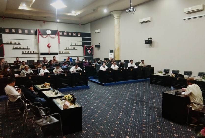 BAHAS. Suasana aleg saat membahas apa yang menjadi aspirasi masyarakat