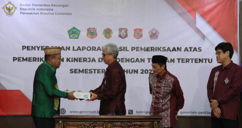 TERIMA. Ketua DPRD Syam T Ase saat menerima LHP kinerja semester ll tahun 2024 dari Kepala BPK-RI Perwakilan Gorontalo