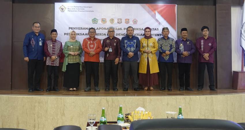 FOSE.Bupati Gorontalo Nelson Pomalingo (dua dari kiri) saat foto bersama dengan sejumlah bupati dan walikota se provinsi Gorontalo