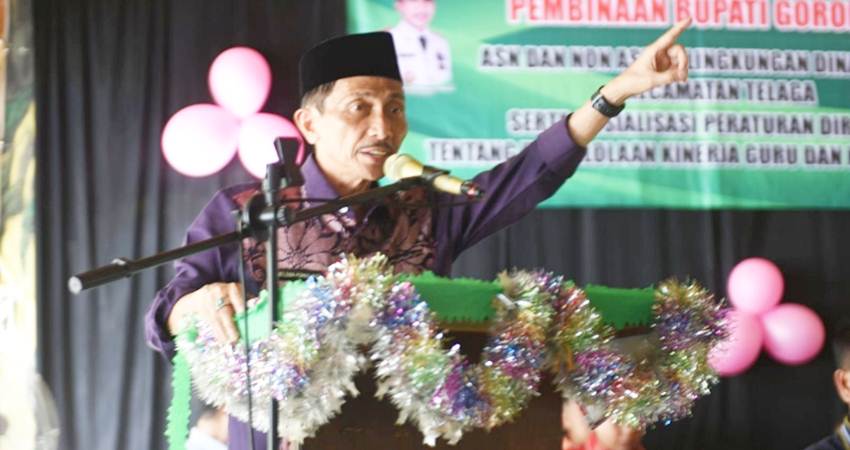 SEMANGAT. Bupati Gorontalo saat memberikan sambutan dihadapan guru se Kecamatan Telaga cs.
