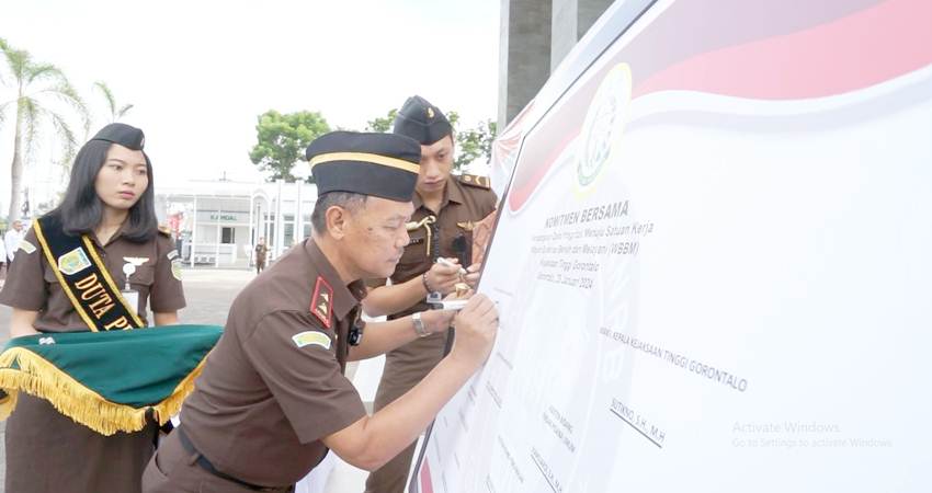 Kajati Purwanto Joko Irianto penandatanganan komitmen bersama dan pakta integritas bersama seluruh pegawai kejaksaan di lingkungan Kejati Gorontalo, Senin (29/01/2024). (Foto: Istimewa).