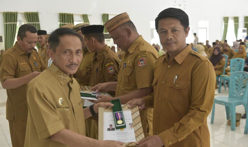 PENGHARGAAN. Bupati Gorontalo Nelson Pomalingo saat memberikan penghargaan pada desa