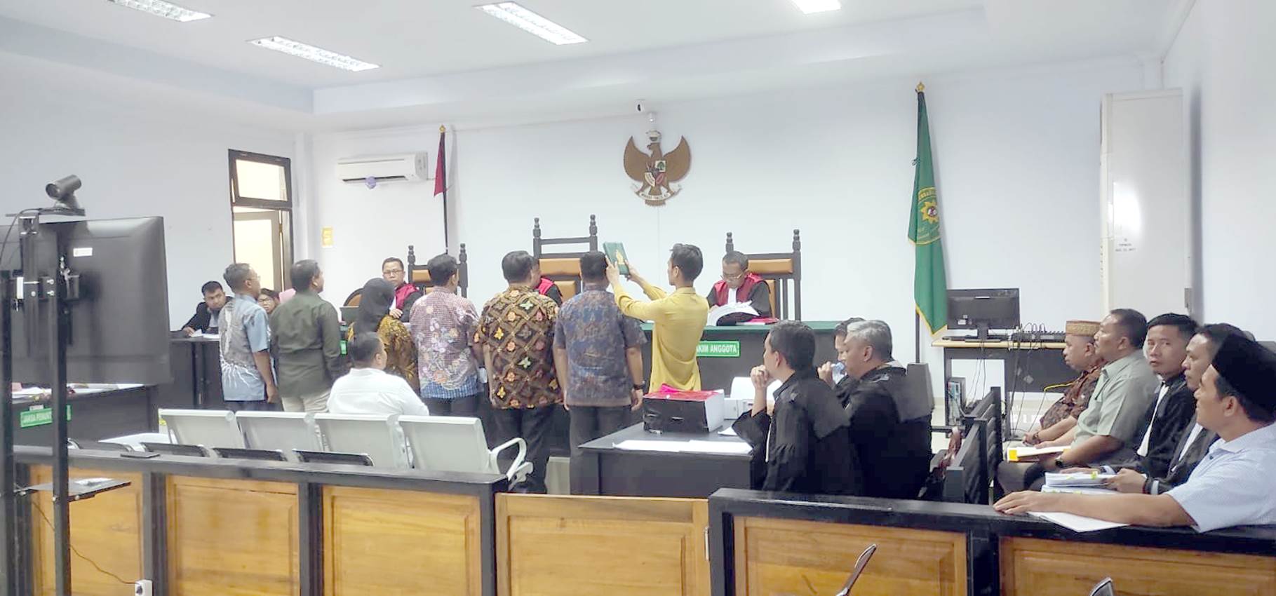 Tujuh ASN di lingkungan Kementrian PUPR saat diambil sumpah sebagai saksi dalam perkara korupsi PDAM Bonbol di Pengadilan Tipikor Gorontalo, Kamis (5/1/24). (Foto: Roy/Gorontalo Post).