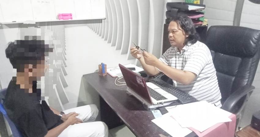 Tersangka curanmor saat diiterogasi penyidik Satreskrim Polres Gorontalo Kota terkait aksinya yang diduga mencuri sepeda motor di di Kelurahan Heledulaa Selatan Kecamatan Kota Timur Kota Gorontalo.
