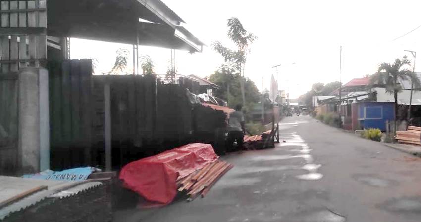 Tumpukan kayu yang ada di bahu ruas jalan Keluarga Keluarahan Bulotadaa Barat Kecamatan Sipatana, Kota Gorontalo. (Foto: Roy/Gorontalo Post).