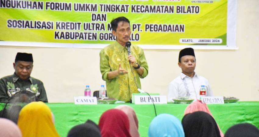 KUKUHKAN. Bupati Gorontalo Nelson Pomalingo saat mengukuhkan forum UMKM di Kecamatan Bilato.