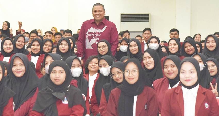 Rektor UNG, Prof. Dr. Eduart Wolok, bersama mahasiswa disela pembekalan program MBKM Pemilu 2024. (foto: dok / ung)