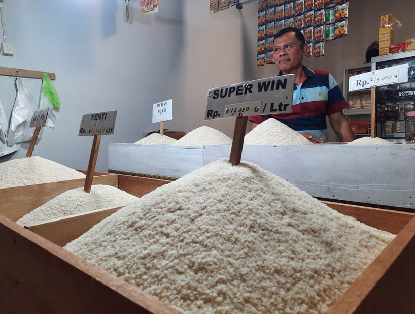 MAKIN MAHAL : Harga beras di pasar kini makin mahal, menjelang ramadan warga berharap agar harga kembali stabil. (foto : suci amanah /bastrasia/gorontalo post)