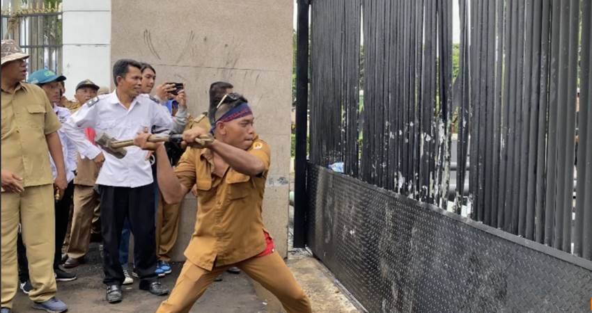 BRUTAL : Seorang masa aksi dari Asosiasi Pemerintah Desa Seluruh Indonesia (APDESI) berusaha merusak pagar DPR RI, kompleks Senayan, Jakarta, Rabu (31/1). Ketika itu mereka menuntut agar masa jabatan mereka sebagai kepala desa ditambah.