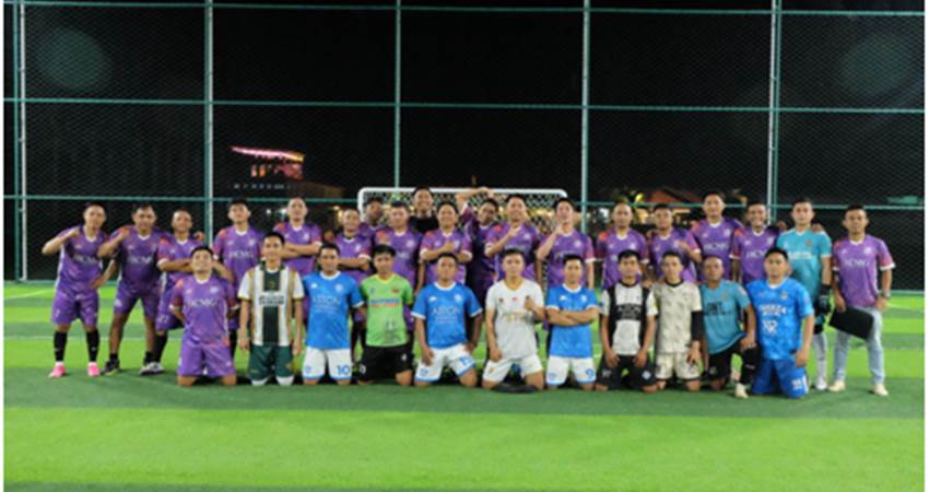 Foto bersama tim ASTON Gorontalo Hotel & Villas dengan tim Hotel Citymall Gorontalo, di TS Mini Soccer , Selasa (20/2/2024). (F. Istimewa)