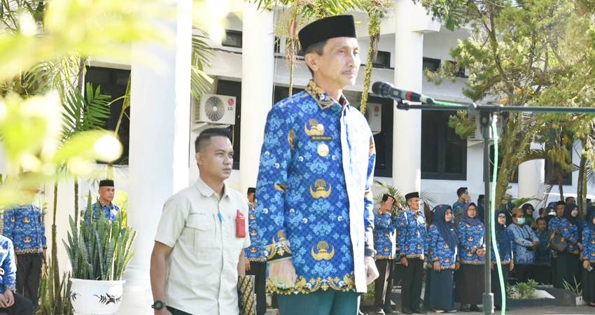 APEL. Bupati Gorontalo saat memimpil apel korpri di halaman kantor Bupati kemarin.