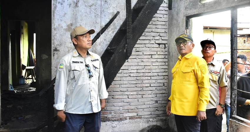 Wali Kota Gorontalo, Marten Taha ketika melihat kondisi rumah yang hangus terbakar di Kelurahan Heledulaa Utara, Kecamatan Kota Timur, Kamis (15/2/2024). (Foto: Prokopim)