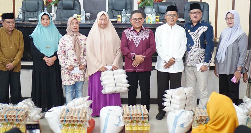 Foto bersama antara Wali Kota Gorontalo, Marten Taha yang didampingi Sekda Kota Gorontalo, Ismail Madjid dengan penerima bantuan dari BAZNAS Kota Gorontalo, Jumat (9/2/2024). (Foto: Prokopim)