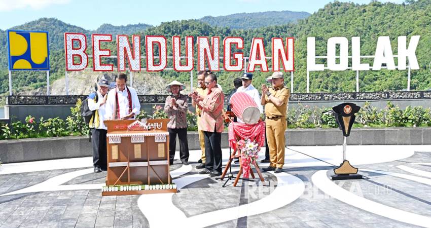 Presiden Jokowi saat meresmikan bendungan Lolak, Kabupaten Bolaang Mongondow, Sulut, Jumat (23/2).