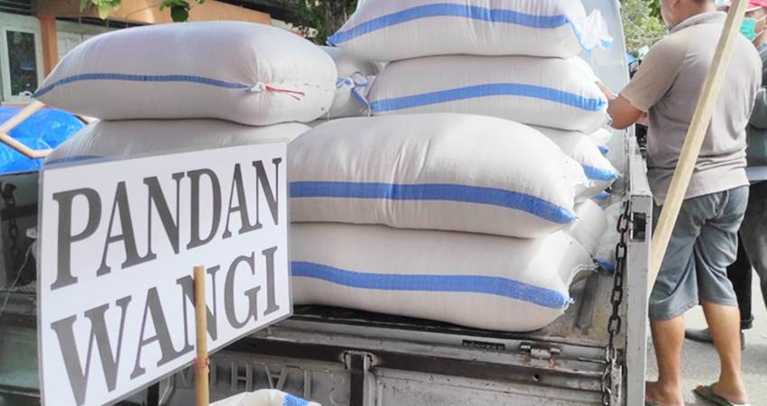 Pedagang beras di pasar mingguan kompleks Terminal 42 Kota Gorontalo menjajakan dagagannya di mobil pickup, Rabu (28/2/24). (Foto: Roy/Gorontalo Post).