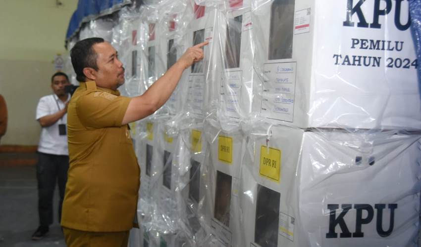 LOGISTIK AMAN : Pj Gubernur Gorontalo Ismail Pakaya melihat kotak suara yang akan didistribusikan ke setiap TPS di kantor KPU Kota Gorontalo, Senin (12/2). (Foto : Haris/Diskominfotik)