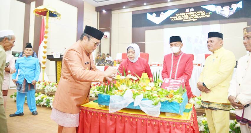 BANYAK PR : Pj Gubernur Ismail Pakaya saat memotong tumpeng peringatan HUT ke 21 Kabupaten Pohuwato, Ahad (25/2). Daerah yang dipimpin Syaiful Mbuinga itu menyisahkan banyak PR untuk terus digenjot. (foto : dok / pemprov)