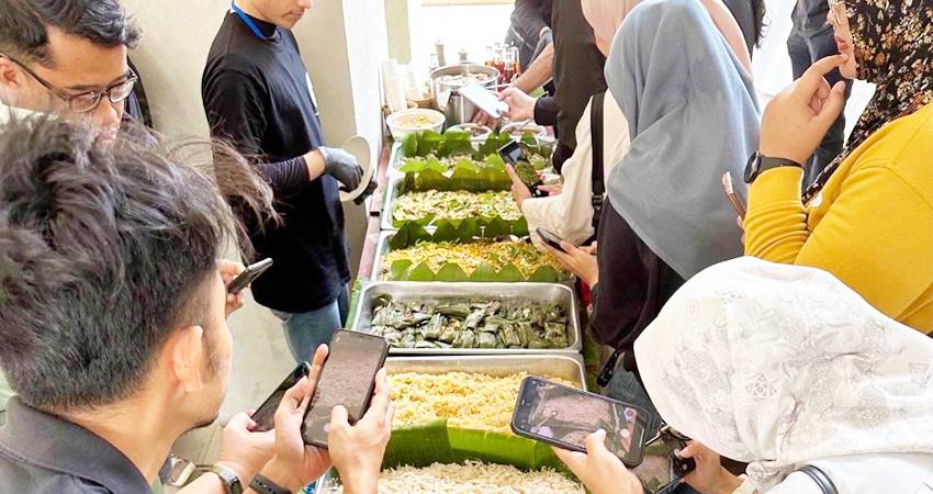 ANTUSIAS Pengunjung Festival Gastronomi Indonesia untuk menikmati kuliner khas Gorontalo. (foto : istimewa)
