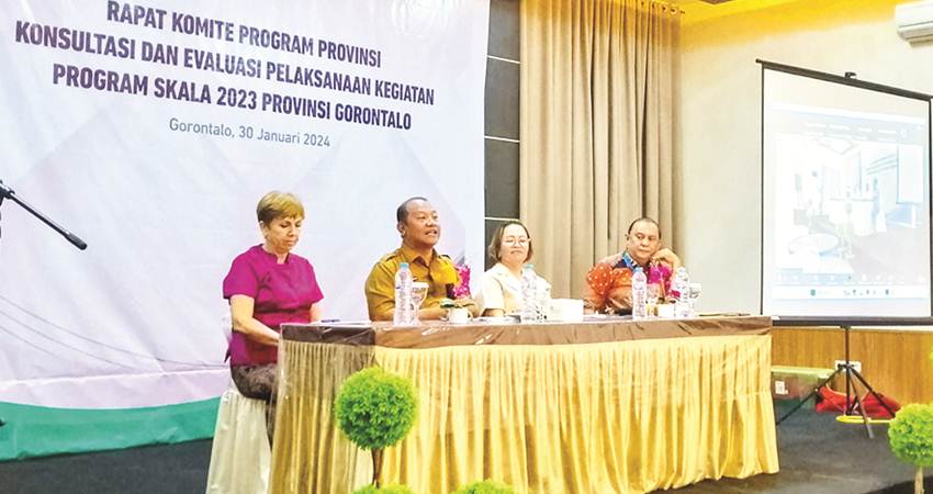 Sekda Provinsi Gorontalo Sofian Ibrahim saat menghadiri rapat komite Program Kemitraan Australia-Indonesia SKALA di Manna Caffee and Bakery, Gorontalo, pada Selasa (30/1). (Foto – Winda/diskominfotik)