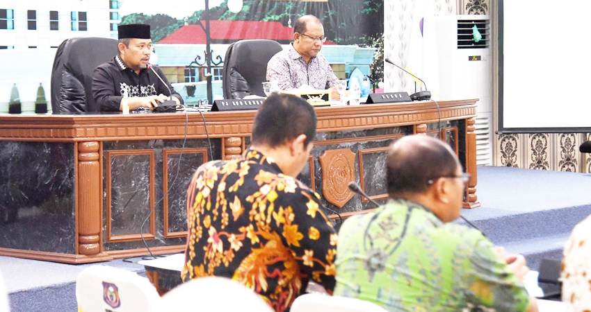 Pj Gubernur Gorontalo Ismail Pakaya, didampingi Sekda Provinsi Gorontalo, Sofyan Ibrahim, memberikan arahan pada rapat evaluasi proses dan percepatan pengadaan barang jasa pemerintah tahun anggaran 2024 di Ruangan Dulohupa Gubernuran Gorontalo, Jumat (2/2). (Foto : Haris/pemprov)