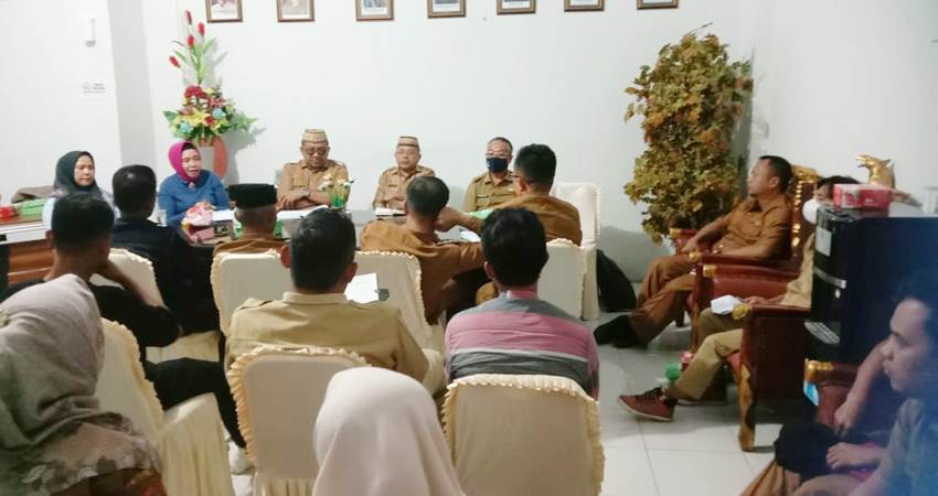 Rapat evaluasi terkait pengelolaan wisata Pantai Minanga, Senin (26/2).