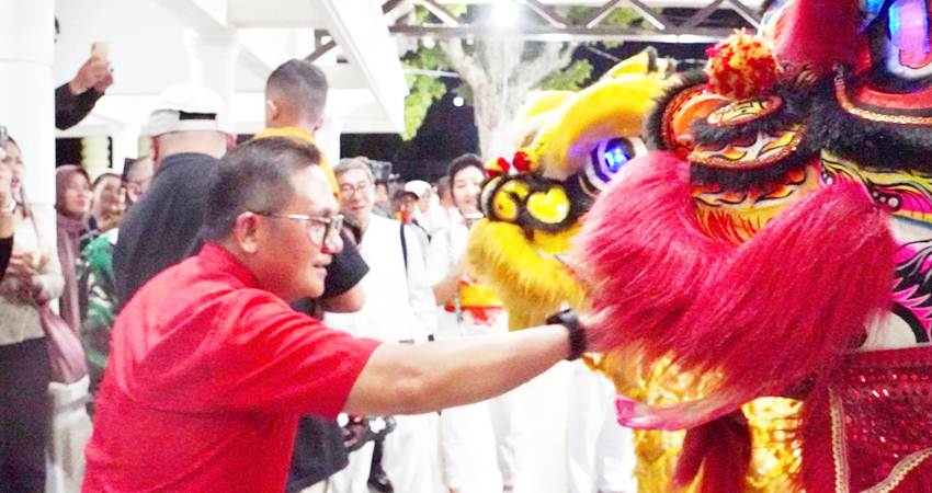 Wali Kota Gorontalo, Marten Taha ketika menyaksikan atraksi yang ditampilkan pada perayaan Cap Go Meh, Sabtu (24/2/2024) malam. (Foto: Prokopim)