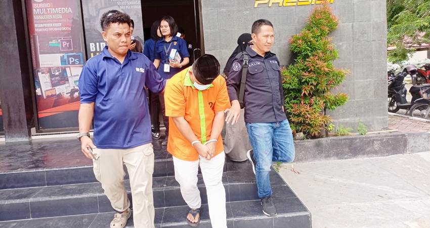 BEJAT - MAL oknum guru honorer di Kota Gorontalo digiring polisi di Polda Gorontalo, saat konfrensi pers kasus dugaan cabul, Selasa (6/2).