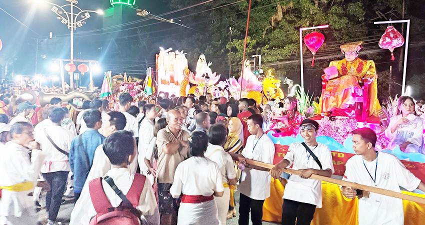 CAP GO MEH : Perayaan Cap Go Meh tahun baru Imlek 2575 di Kota Gorontalo, Sabtu (24/2) mendapat antusias warga. Ribuan warga memadati jalan untuk menyaksikan tradisi tahunan warga keturunan Tionghoa itu. (foto : natha / gorontalo post)